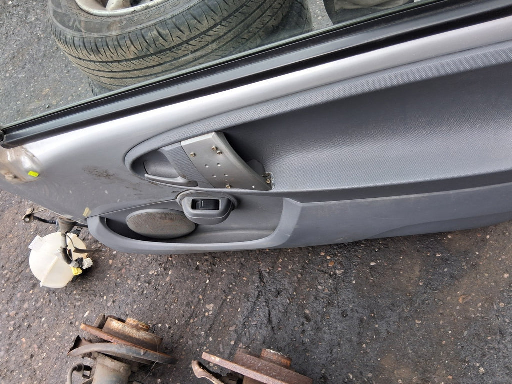 2008 TOYOTA AYGO MK1 3 DOOR OSF DRIVER SIDE FRONT RIGHT COMPLETE DOOR SILVER