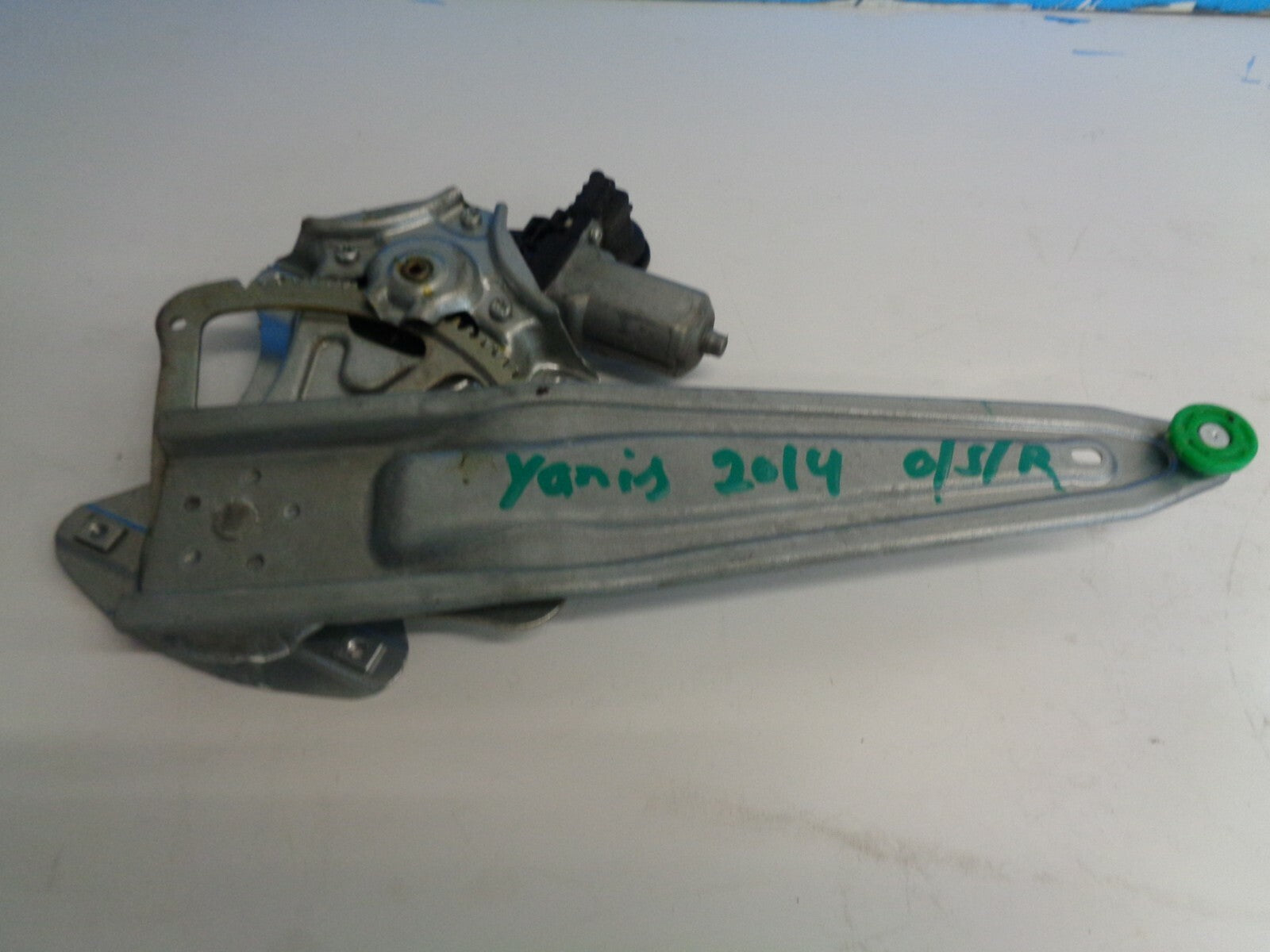 TOYOTA YARIS 2014 MK3 OSR DRIVER SIDE REAR WINDOW MOTOR AND REGULATOR 857200D120