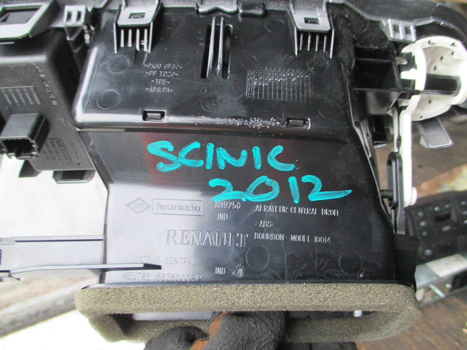 RENAULT SCENIC MK3 2012 DASHBOARD CENTRE AIR VENTS 682600031R