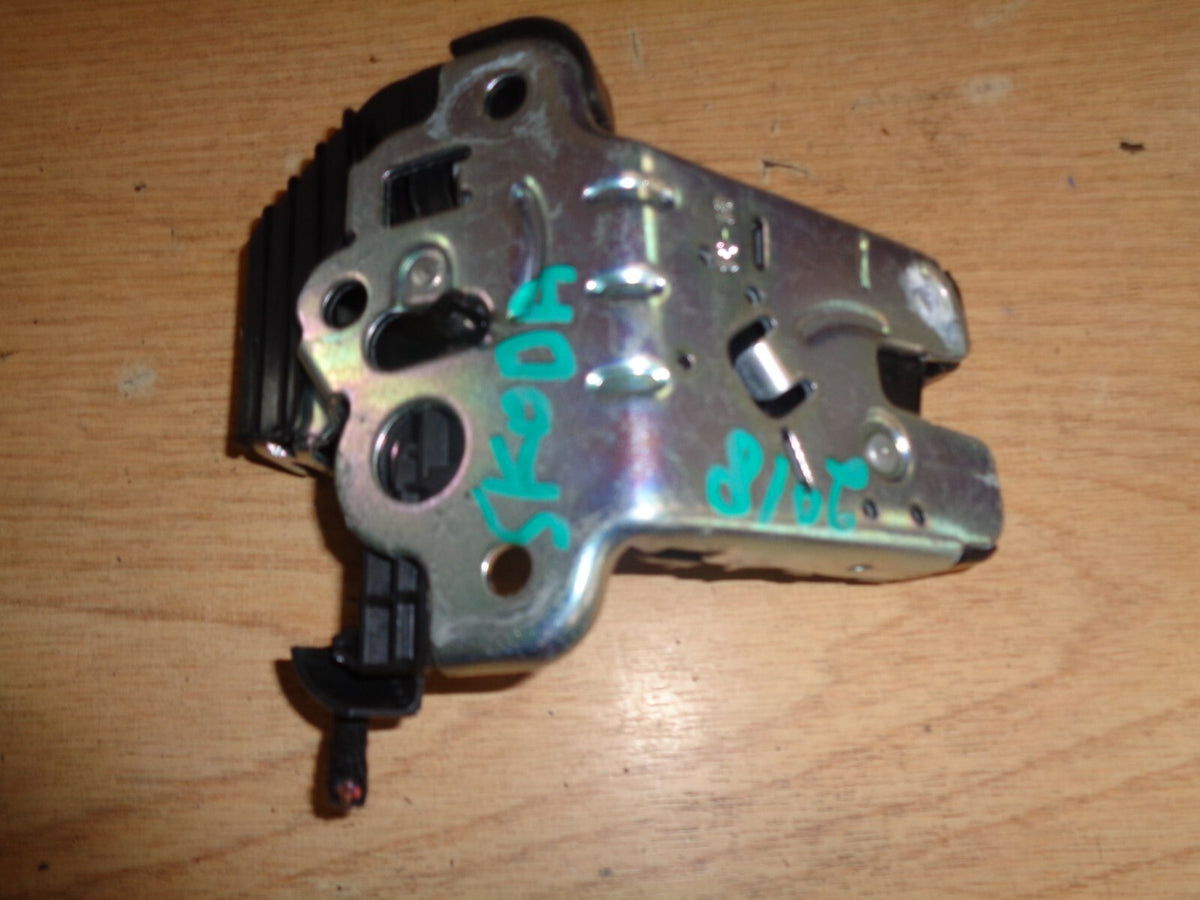 SKODA FABIA 2018 MK3 NJ NSF PASSENGER SIDE FRONT LOCK MECHANISM 8R0827505A