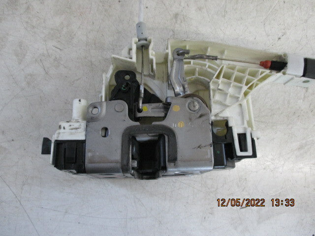 2015 VOLKSWAGEN CRAFTER NSF PASSENGER SIDE FRONT DOOR LOCK MECHANISM 45011168