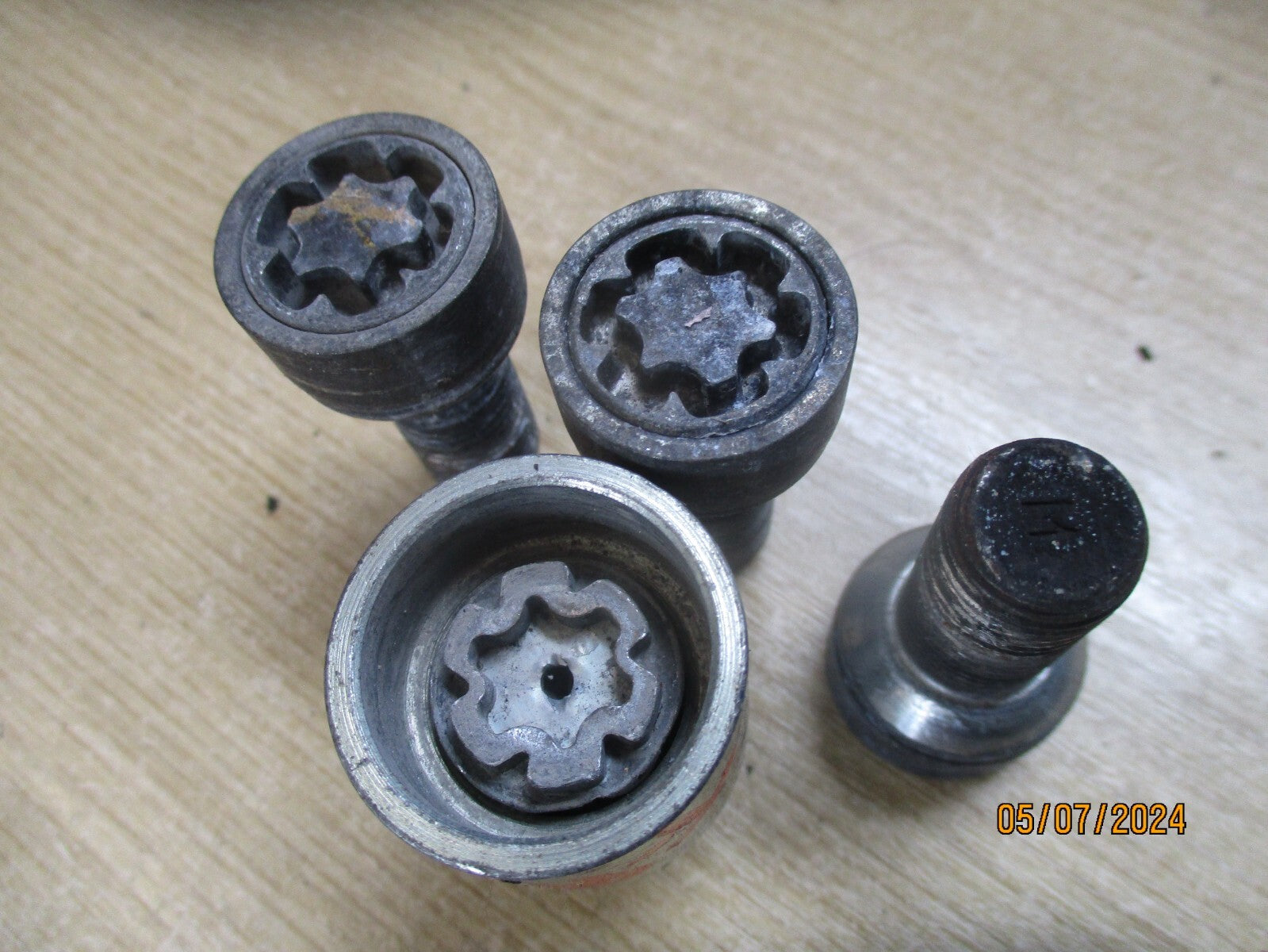 VW VOLKSWAGEN T ROC 2021 WHEEL LOCKING NUTS & KEY
