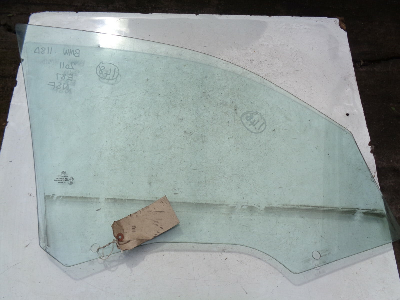 BMW 118D 2011 E87 NSF PASSENGER SIDE FRONT WINDOW GLASS E143R001582