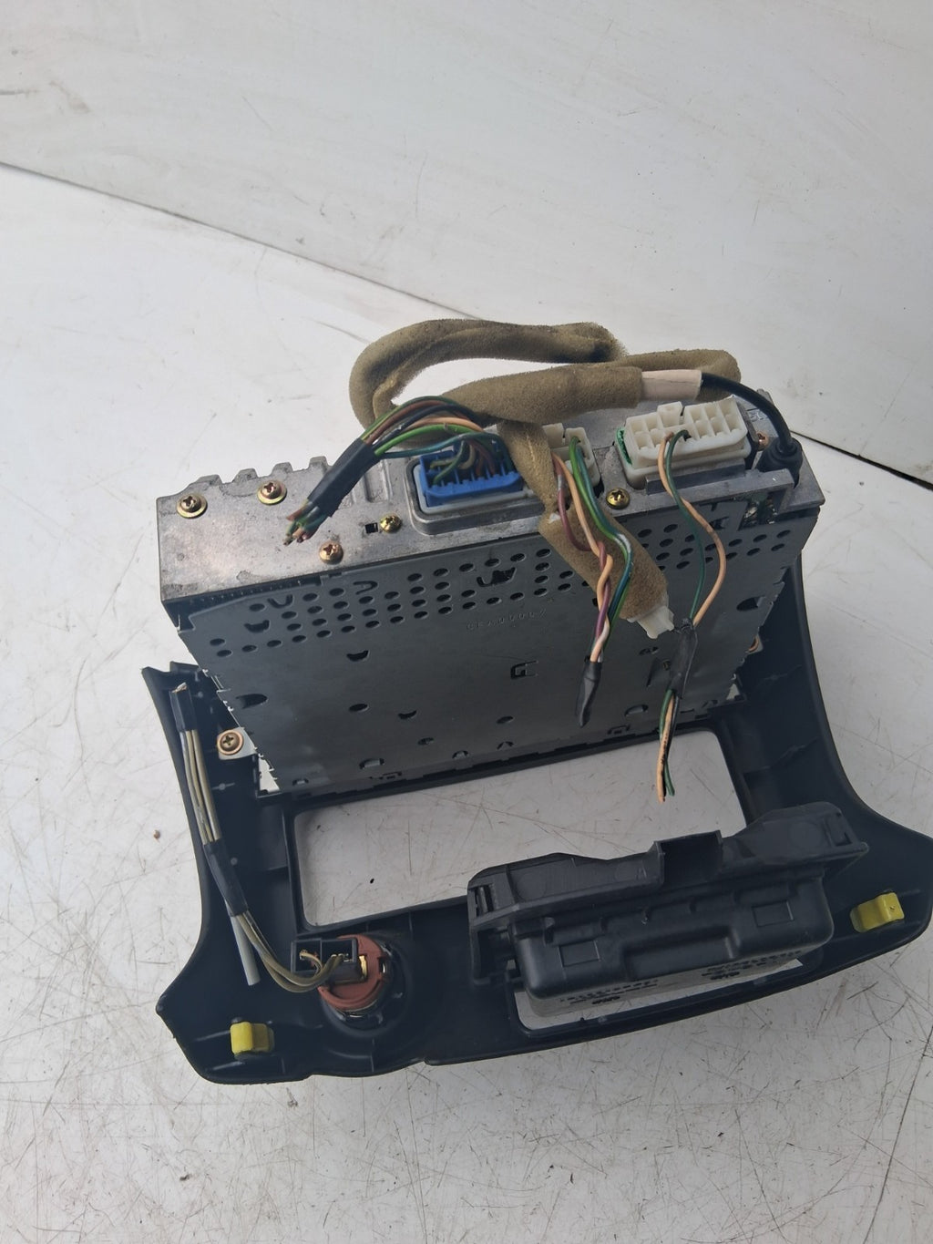 YARIS 2004 D PLAYER STEREO HEAD UNIT & SURROUND TRIM 861200D140