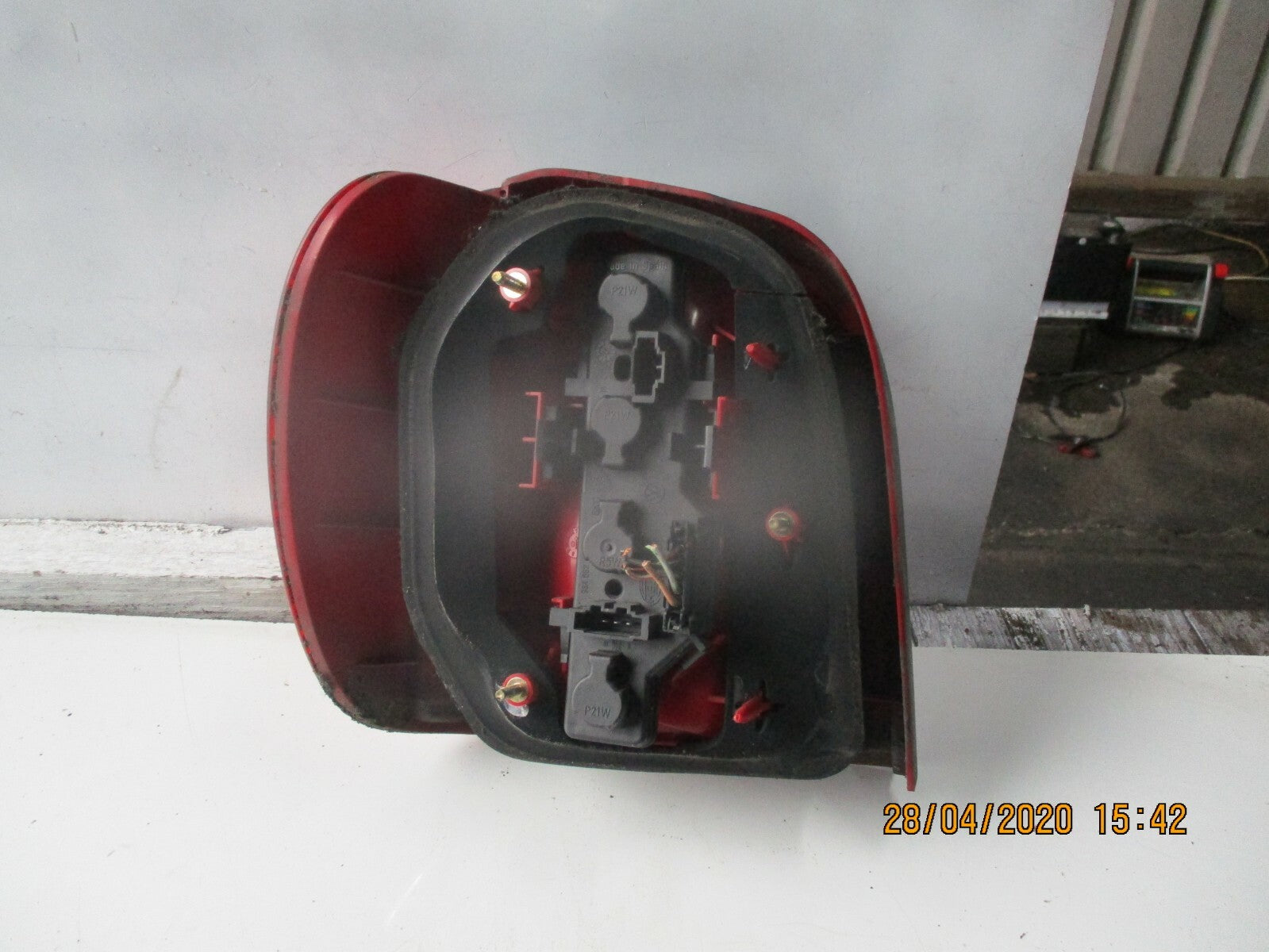 VW VOLKSWAGEN POLO 6N2 OSR DRIVER SIDE REAR LIGHT WITH BULB HOLDER 6N0945095J