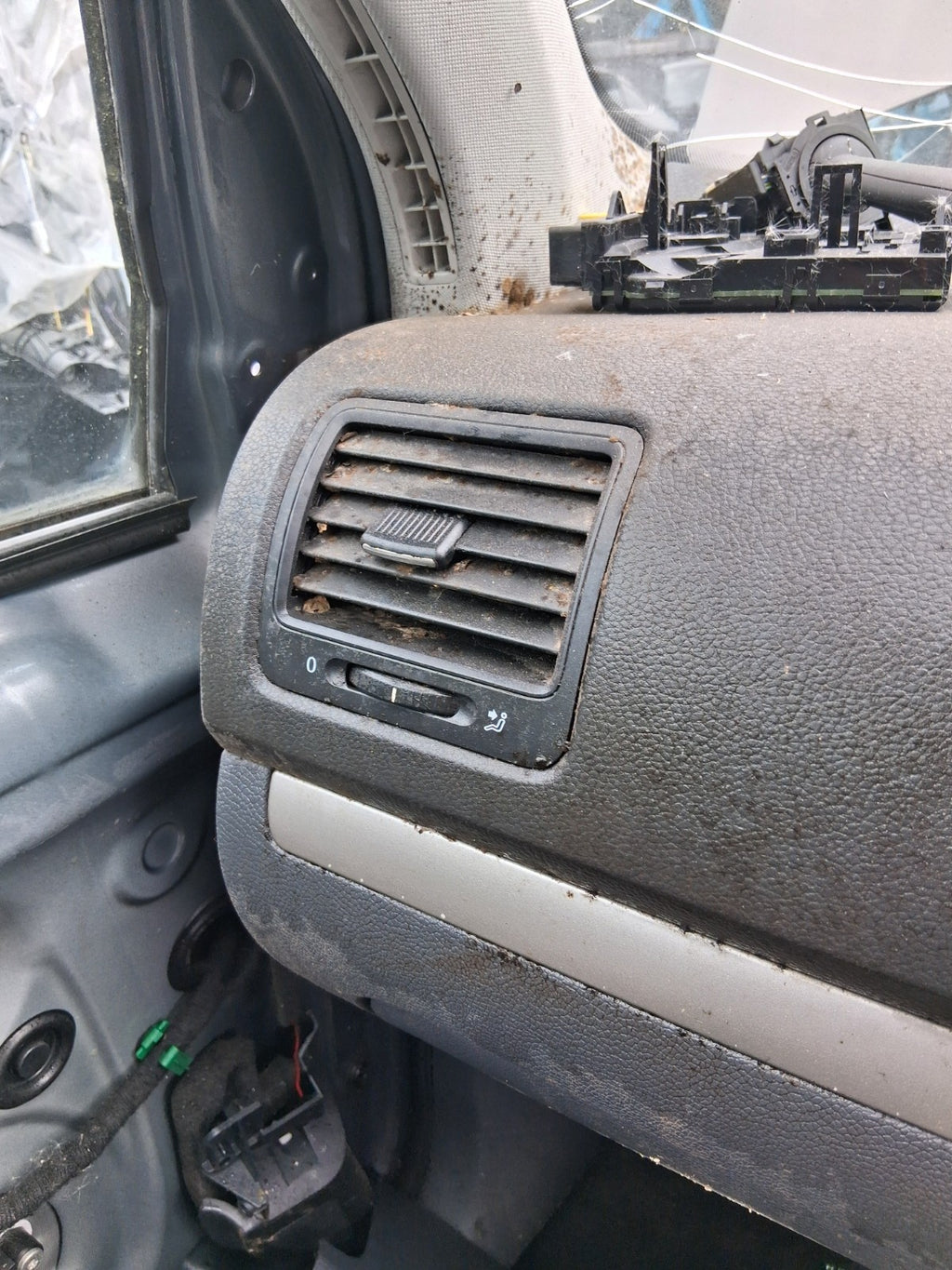 2007 VW VOLKSWAGEN GOLF MK5 NSF PASSENGER SIDE FRONT LEFT AIR VENT