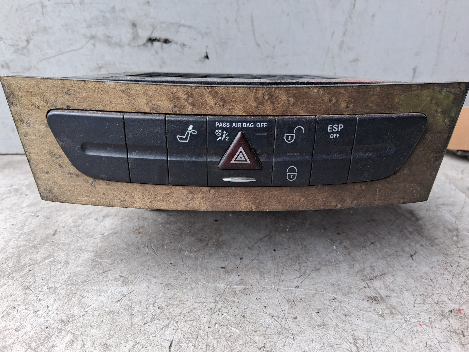 2004 MERCEDES E CLASS W211 HAZARD WARNING LIGHT SWITCH PANEL TRAY A2116800552