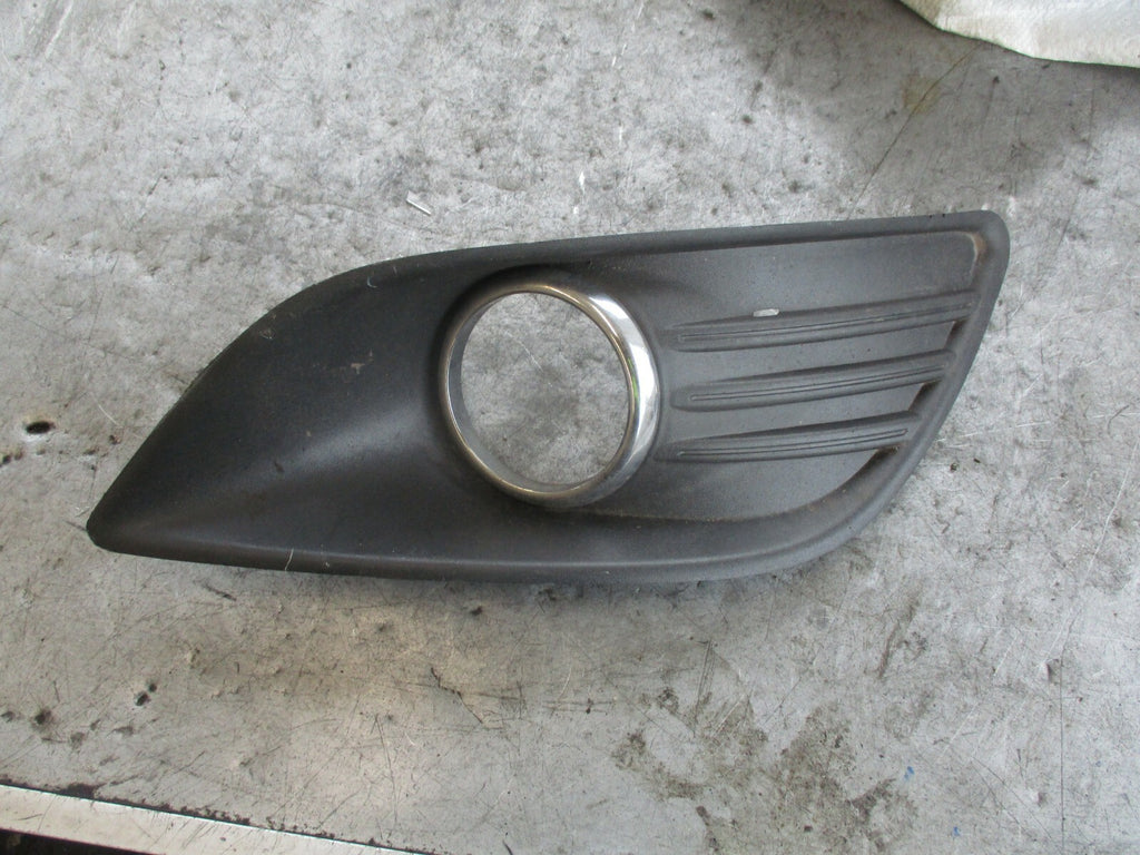 FORD FOCUS MK2 DRIVER OFF SIDE FRONT BUMPER LOWER GRILL  8M512 19952 AE OSF
