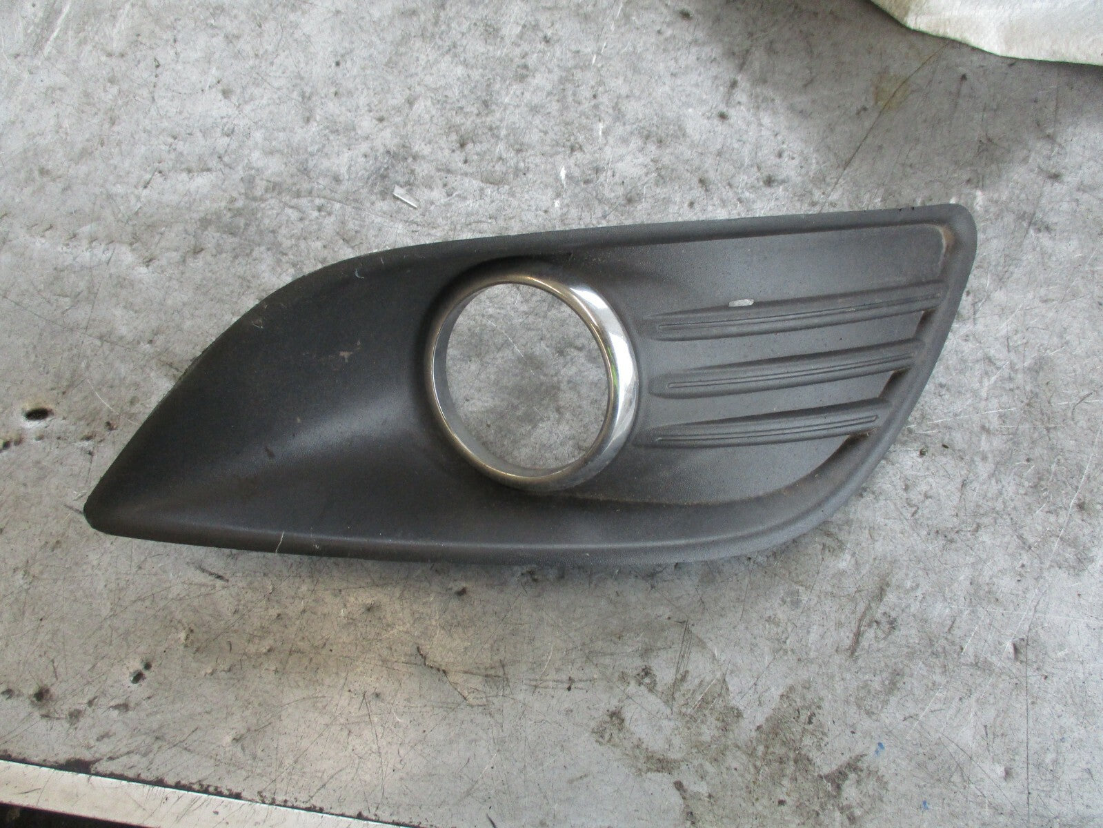 FORD FOCUS MK2 DRIVER OFF SIDE FRONT BUMPER LOWER GRILL  8M512 19952 AE OSF