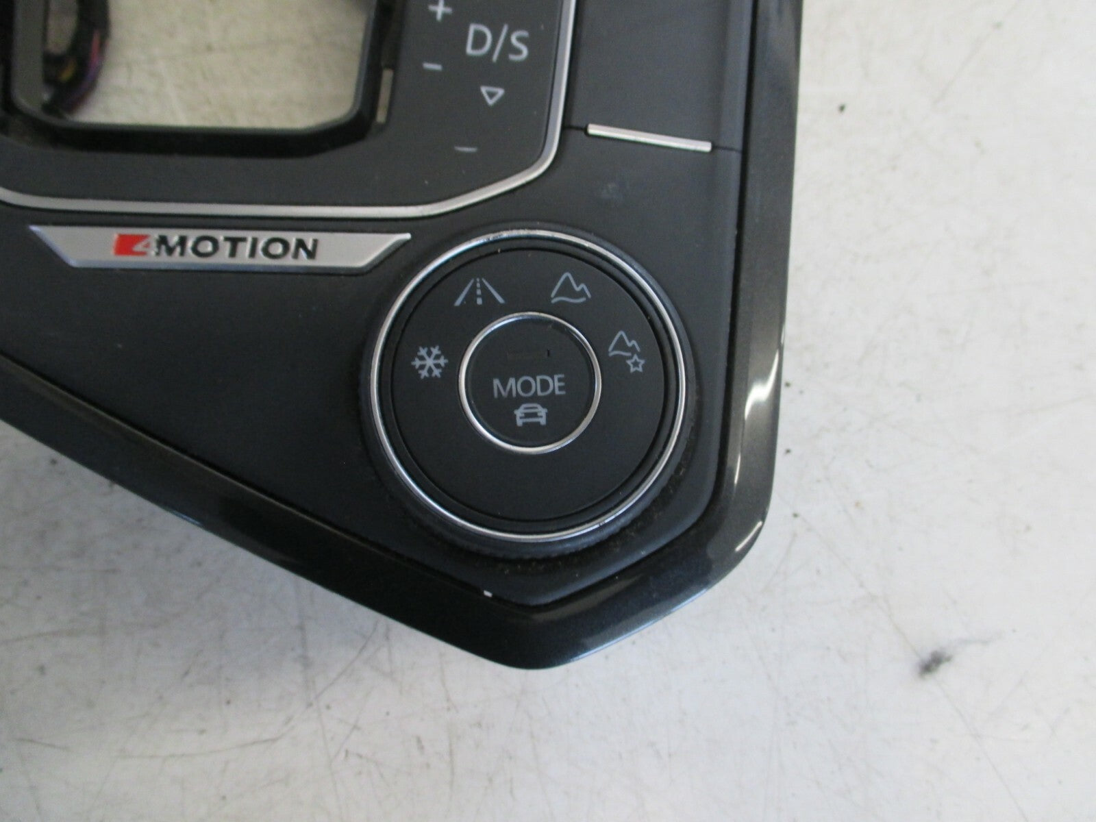 VOLKSWAGEN TIGUAN MK2 2019 CENTRE CONSOLE GEAR SELECTOR SURROUND 5NC713203