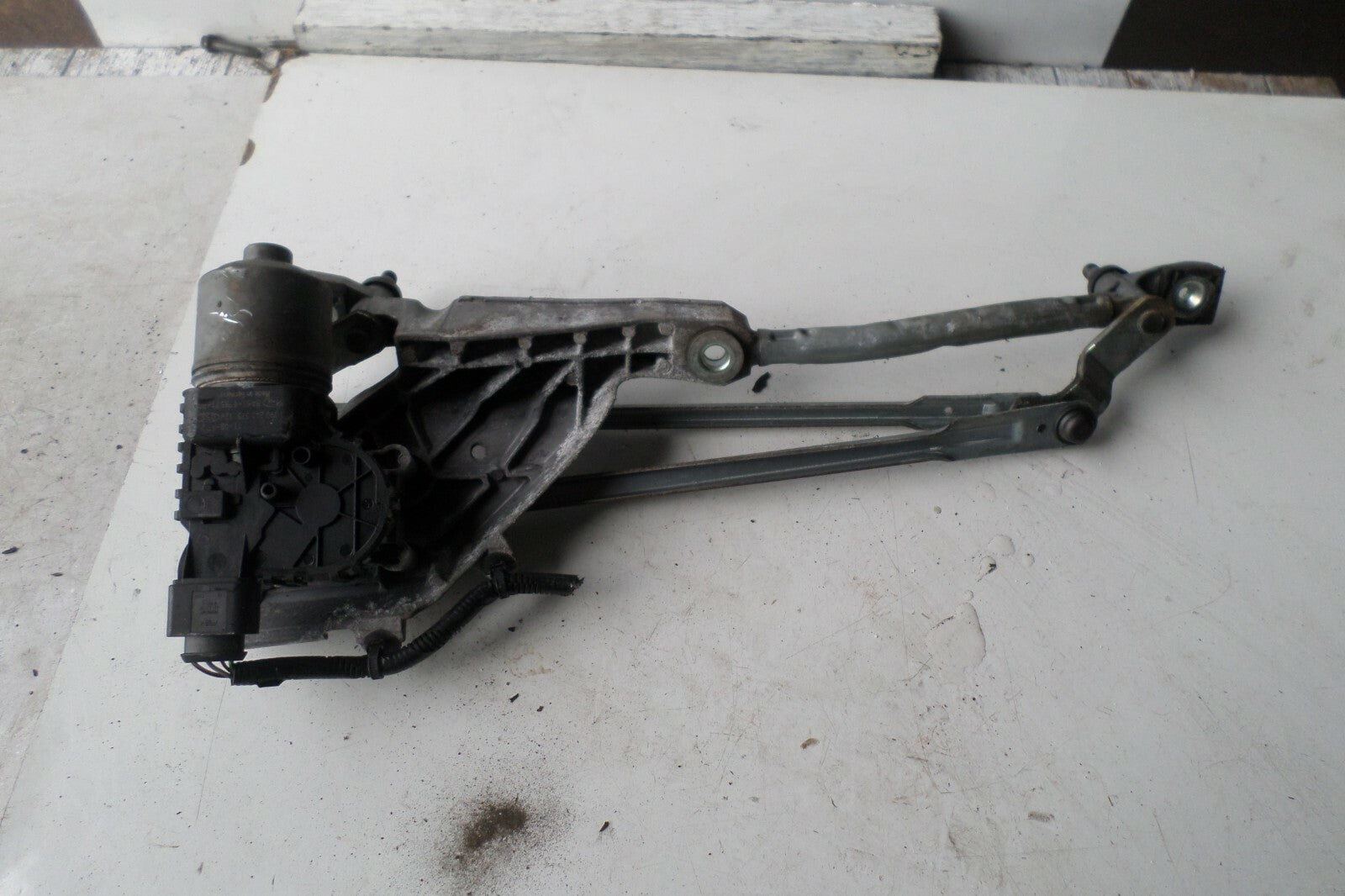 FORD FIESTA MK7 08-16 FRONT WINDSCREEN WIPER MOTOR AND LINKAGE 8A6117B571BB