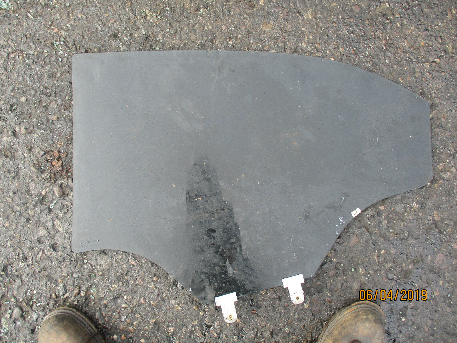 KIA SORENTO DOOR NSR PASSENGER SIDE DOOR FRONT WINDOW GLASS
