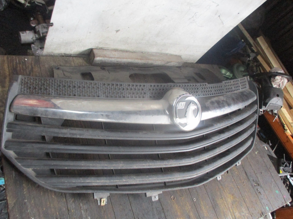 VAUXHALL VIVARO X82 MK2 2018 FRONT BUMPER RADIATOR GRILL BADGE