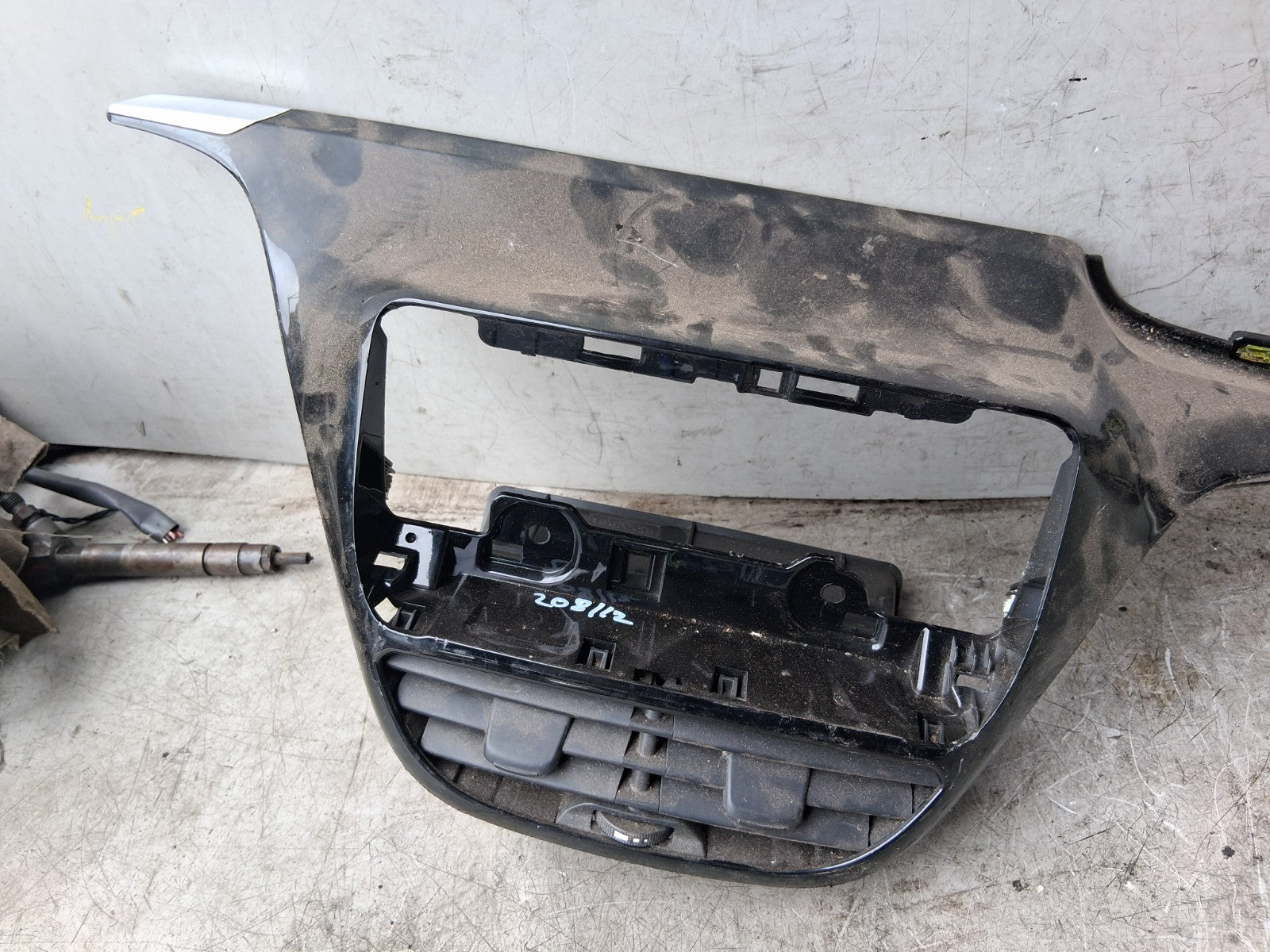 2012 PEUGEOT 208 FRONT DASHBOARD CENTRE AIR VENT 9875839677