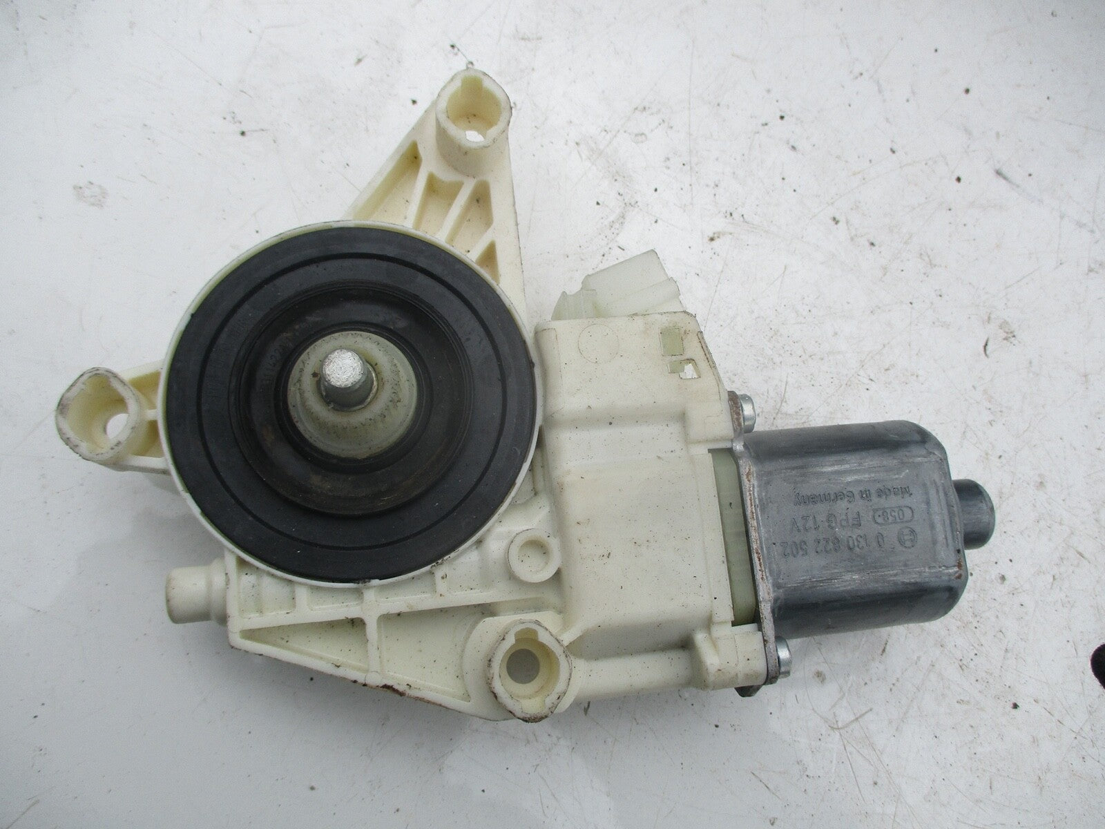 MERCEDES C CLASS W204 NSF NEAR PASSENGER SIDE FRONT WINDOW MOTOR 0 130 822 502
