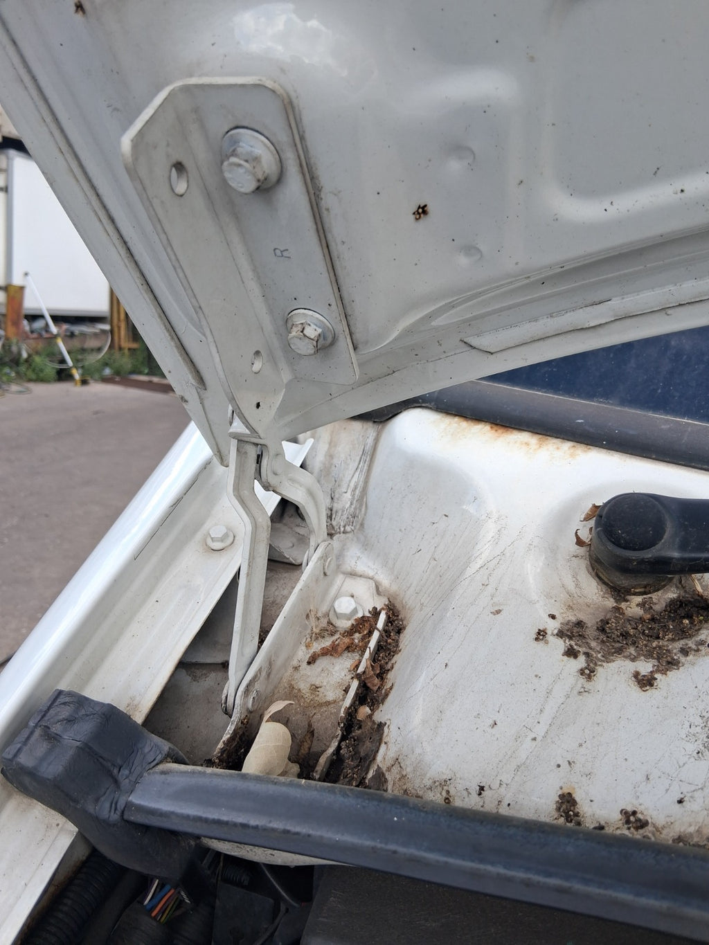 2020 SAIC LDV V80 OSF DRIVER SIDE FRONT RIGHT BONNET HINGE