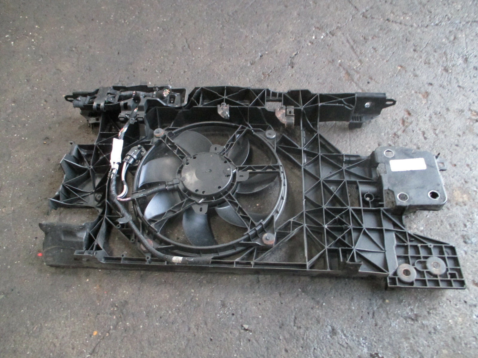 RENAULT SCENIC MK3 2012 FAN RADIATOR BRACKET ASSELMBLY 240111960R