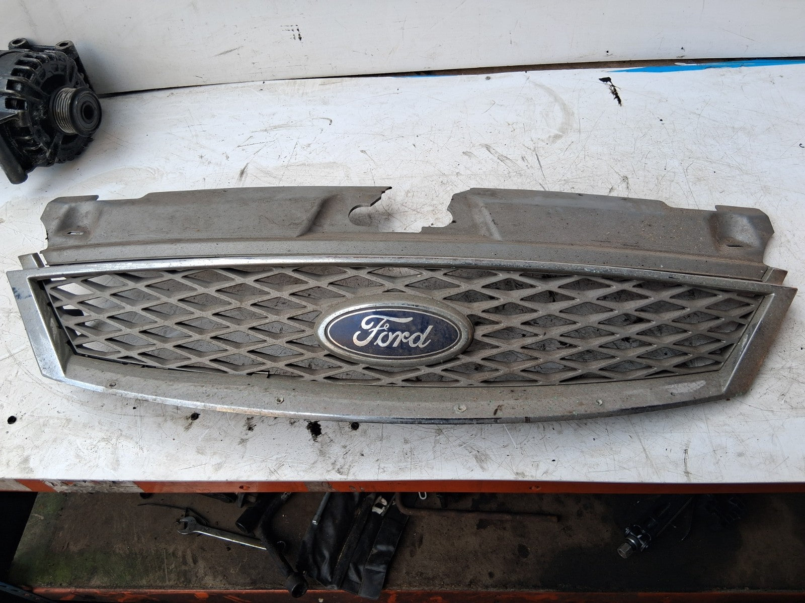 2005 FORD MONDEO MK3 FRONT BUMPER GRILL DAMAGED 6S718A133