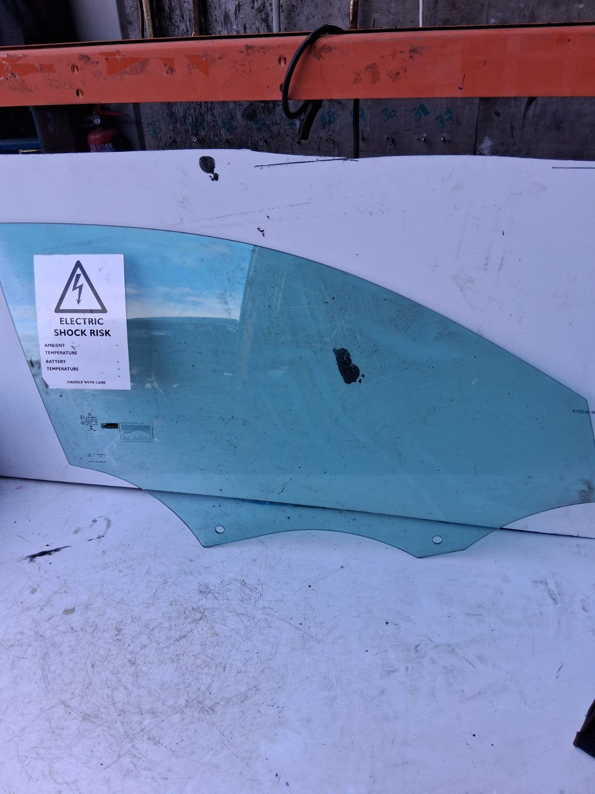 2021 MERCEDES BENZ A CLASS W177 OSF DRIVER SIDE FRONT WINDOW GLASS A1777253800