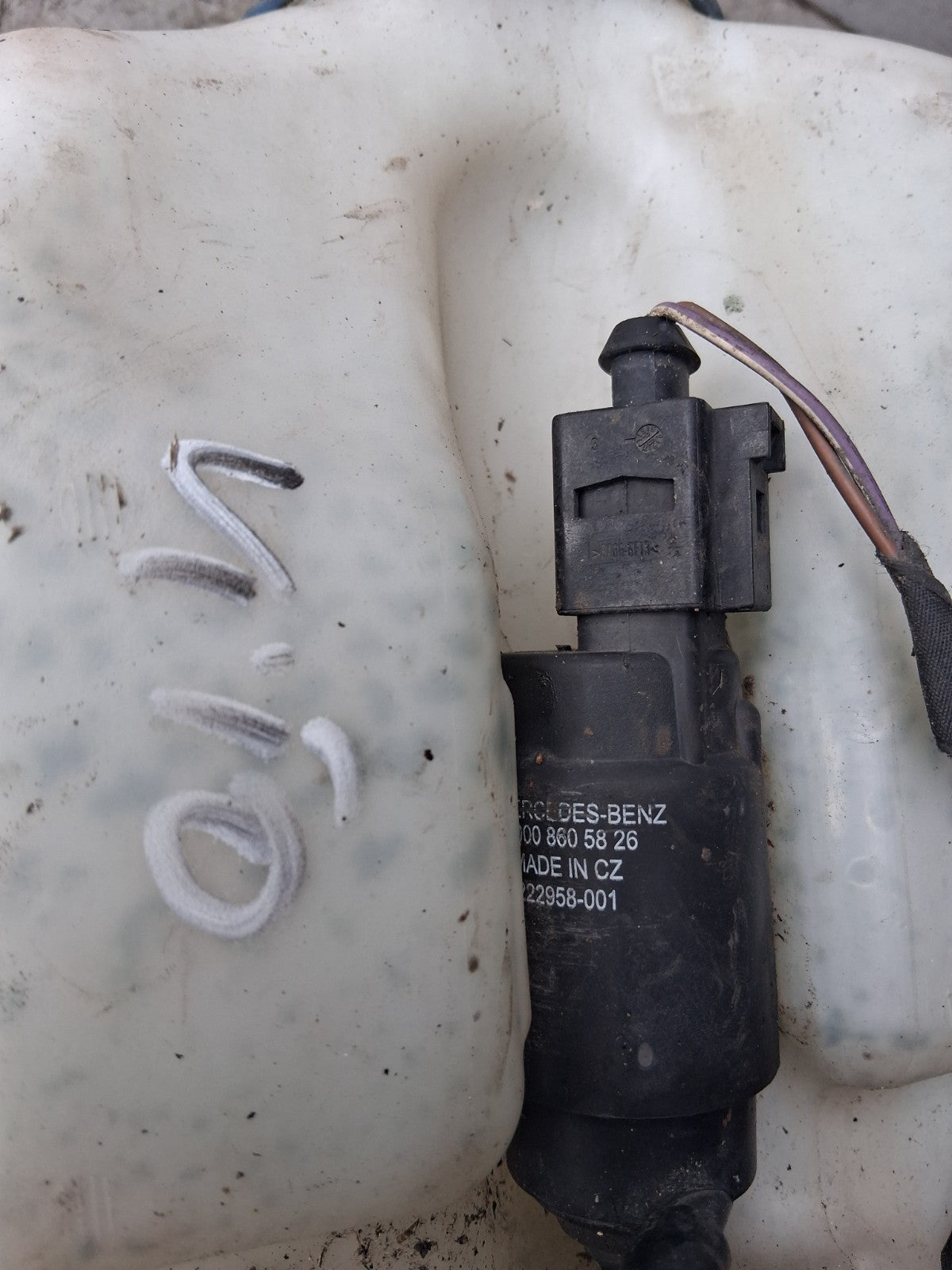 2007 MERCEDES BENZ VITO WINDSCREEN FLUID WASHER RESERVOIR A6398690320