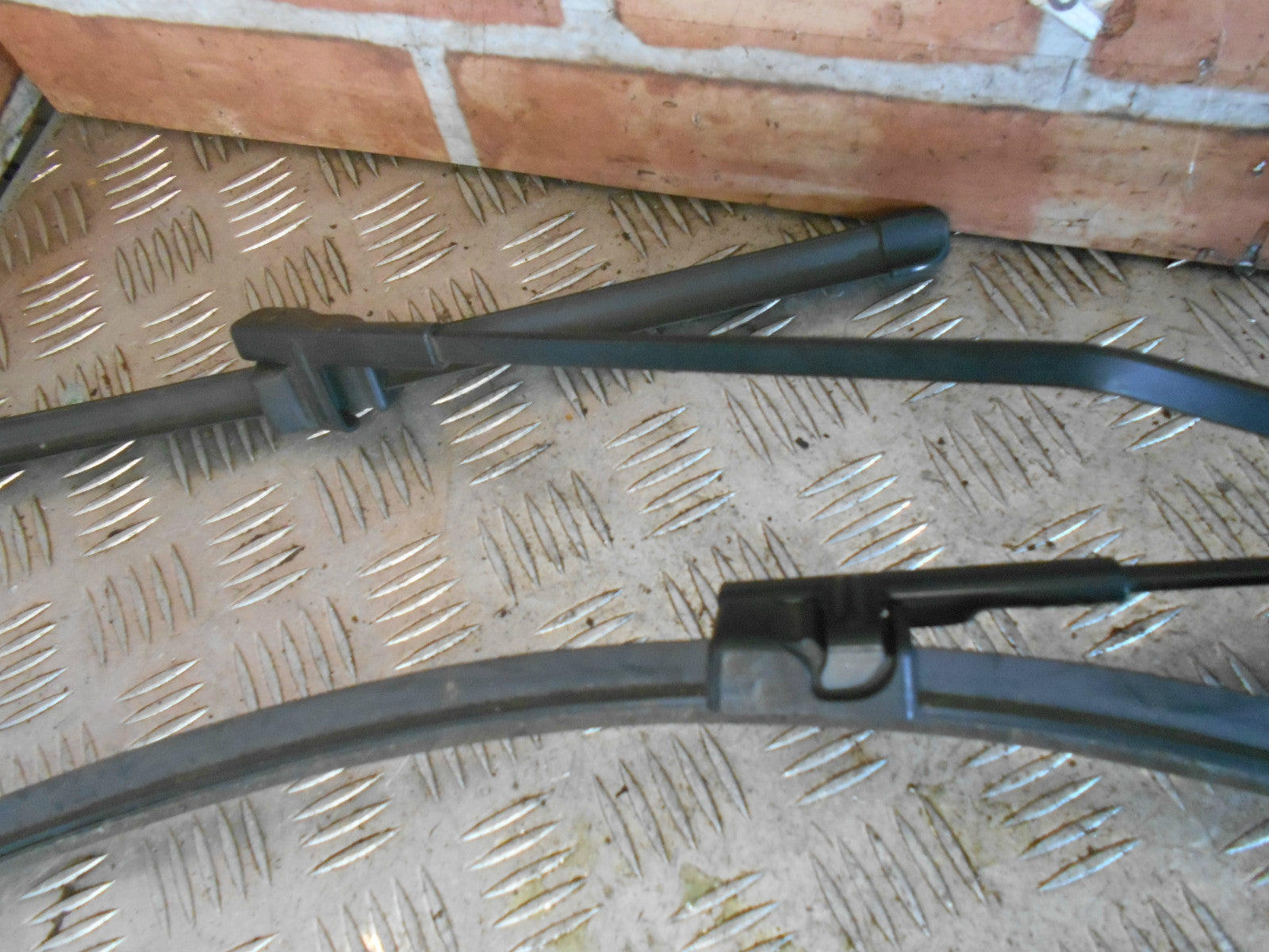 PEUGEOT 207 2007 OS NS DRIVER PASSENGER SIDE FRONT WINDSCREEN WIPER ARMS