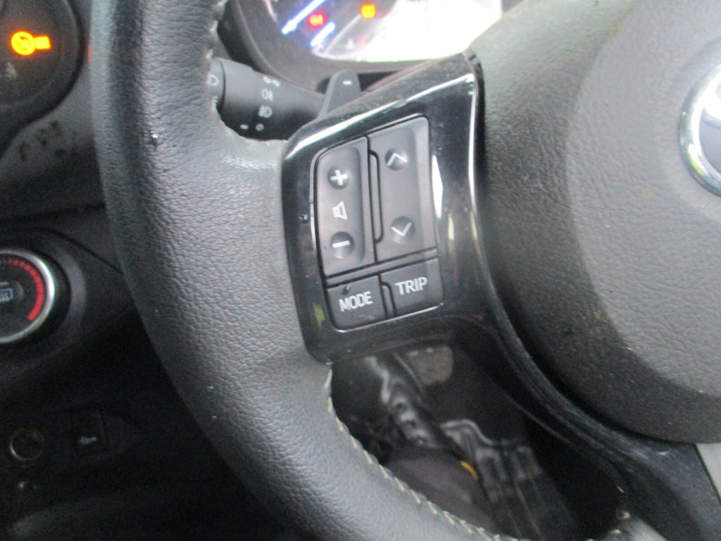 TOYOTA YARIS MK3 2018 3 SPOKE LEATHER MULTIFUNCTION STEERING WHEEL