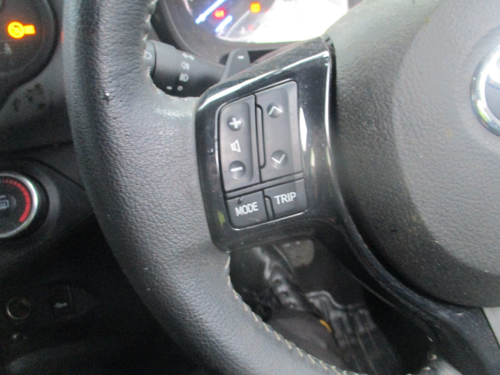 TOYOTA YARIS MK3 2018 3 SPOKE LEATHER MULTIFUNCTION STEERING WHEEL
