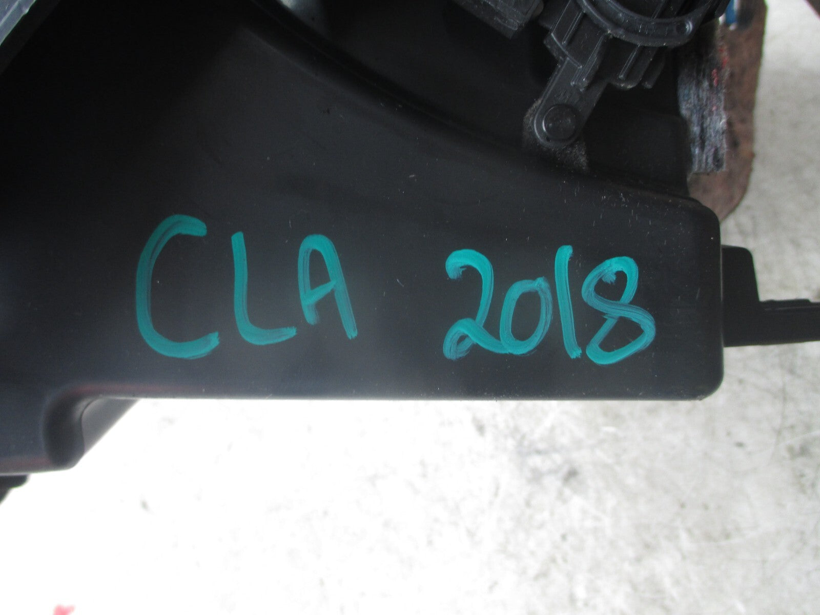 MERCEDES A CLASS W176 2018 GOLVE BOX T0504549