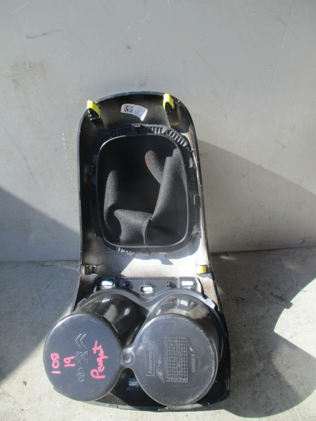 2019 PEUGEOT 108 GEAR STICK SURROUND TRIM CENTRE CONSOLE CUP HOLDER 588040H02