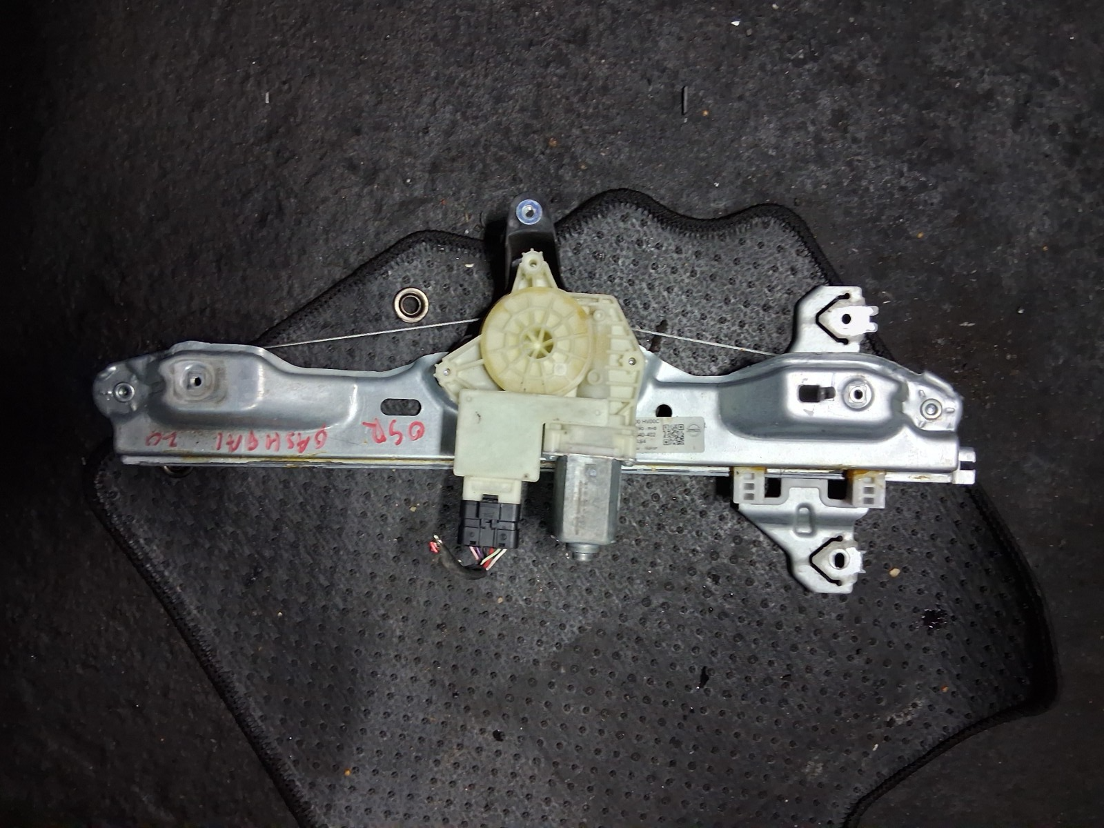 2020 NISSAN QASHQAI J11 MK2 OSR DRIVER SIDE WINDOW MOTOR REGULATOR 82700HV00C