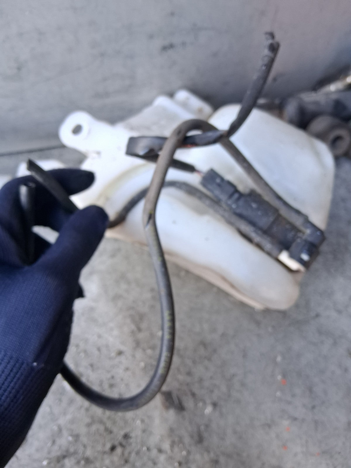 PEUGEOT 207 2009 FRONT WINDSCREEN WASHER BOTTLE TANK 9648337580