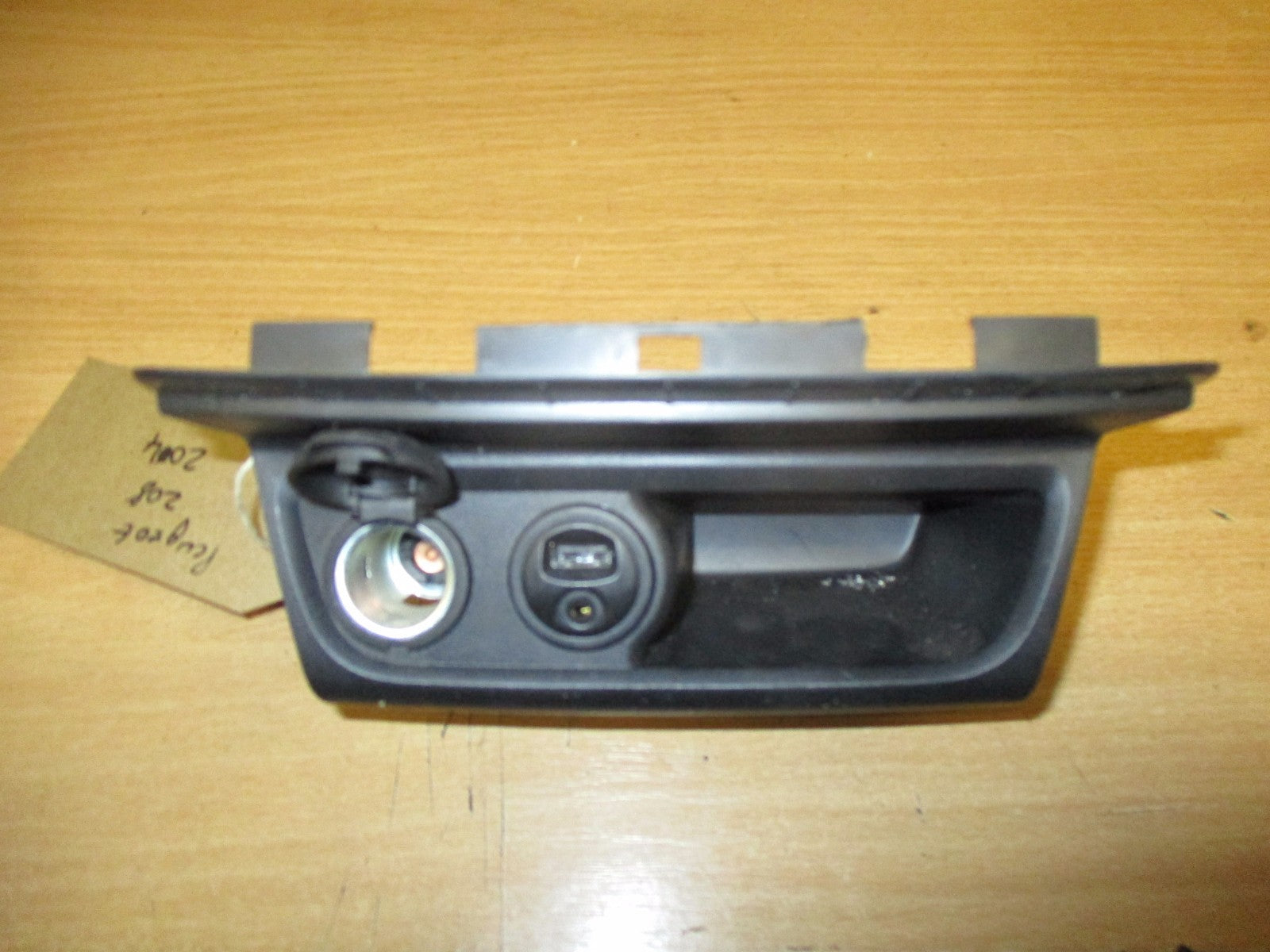 PEUGEOT 208 2014 DASHBOARD CENTRE CONSOLE PANEL USB AUX 12V ASH TRAY 9674655277
