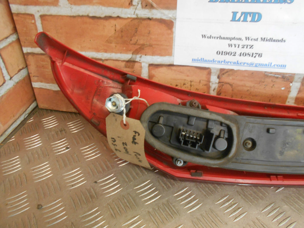 FIAT PUNTO 2002 3 DOOR NSR PASSENGER SIDE REAR BRAKE TAIL LIGHT 46794080