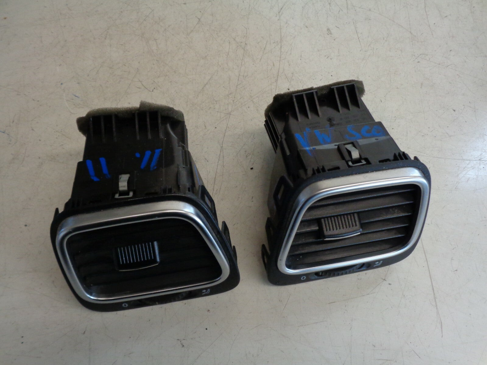 VOLKSWAGEN SCIROCCO 2011 2 X PAIR HEATER AIR BLOWER VENTS SET 1Q0819703J