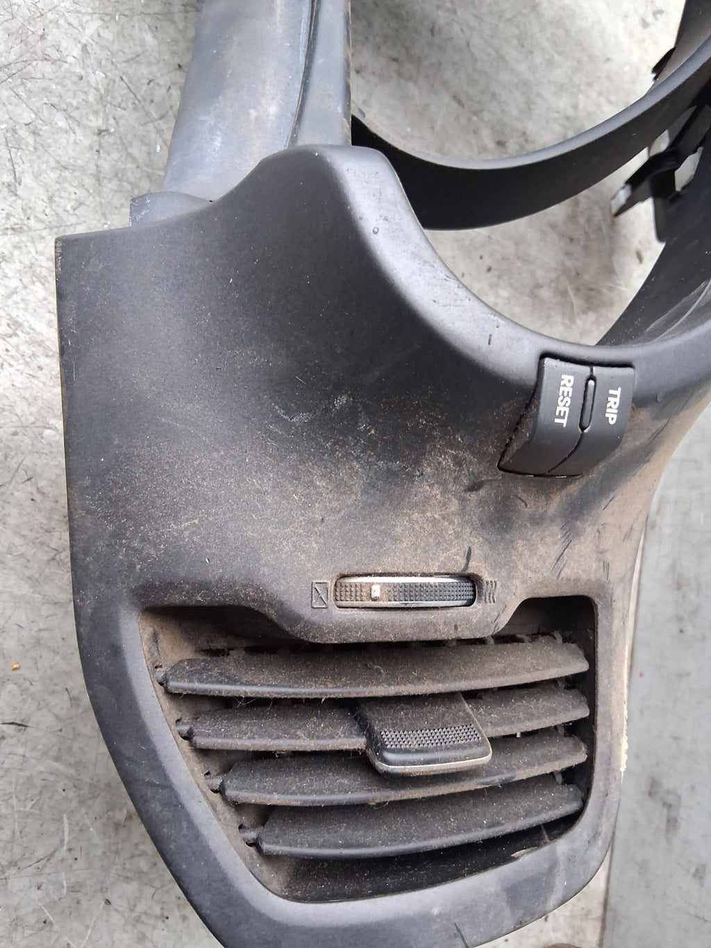 KIA SPORTAGE MK3 2012 FRONT DASHBOARD CENTRE AIR VENT TRIM PANEL