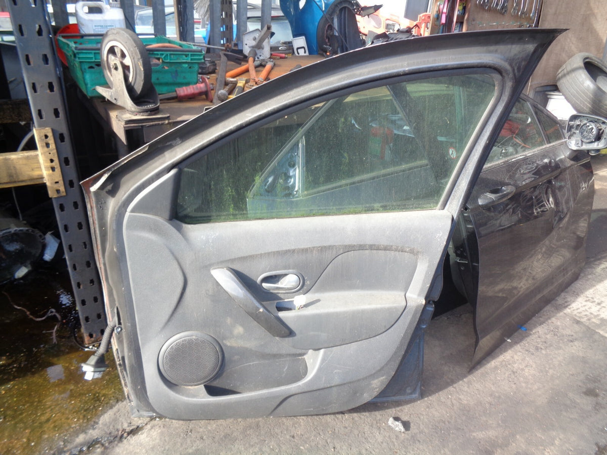 DACIA LOGAN 2016 OSF DRIVER SIDE FRONT COMPLETE DOOR DAMAGED
