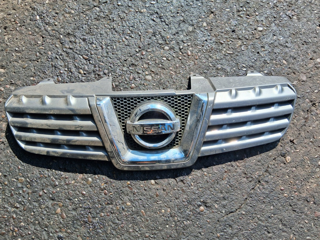 2008 NISSAN QASHQAI J10 MK1 FRONT BUMPER CHROME GRILLE BADGE GRILLE 62310JD000
