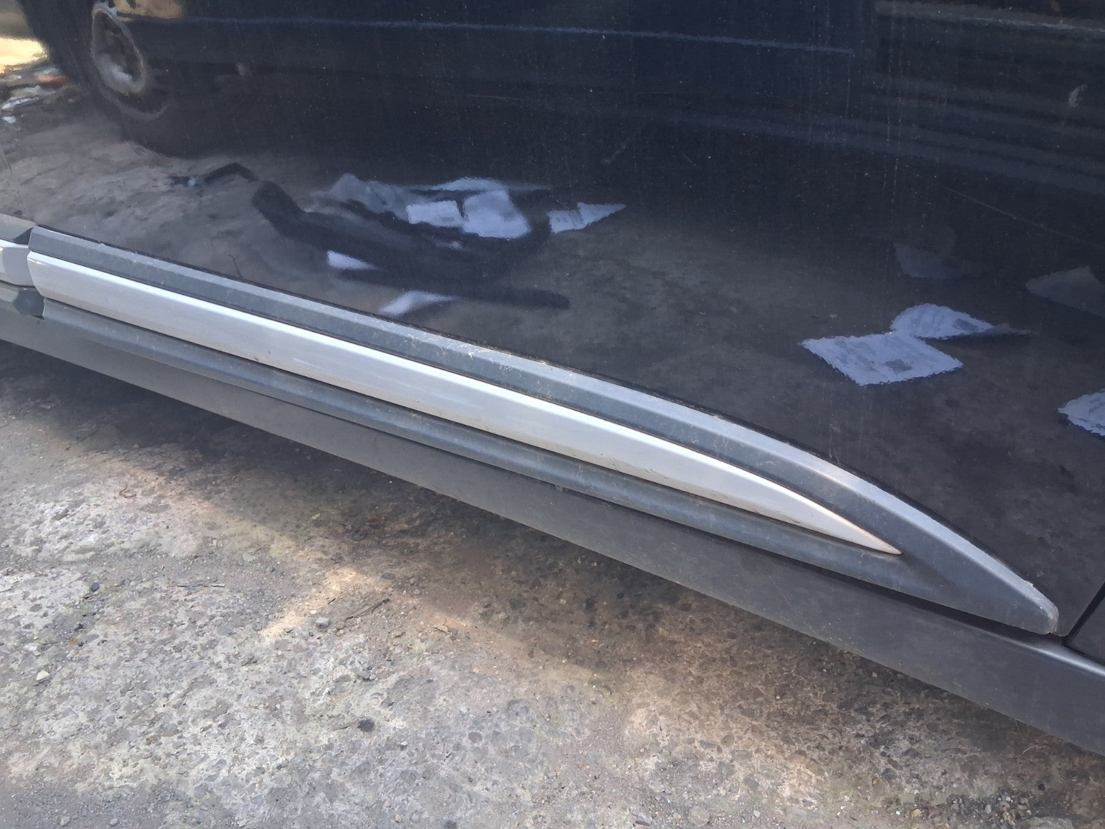 2018 MITSUBISHI OUTLANDER MK3 OSF DRIVER FRONT LOWER DOOR MOULDING TRIM