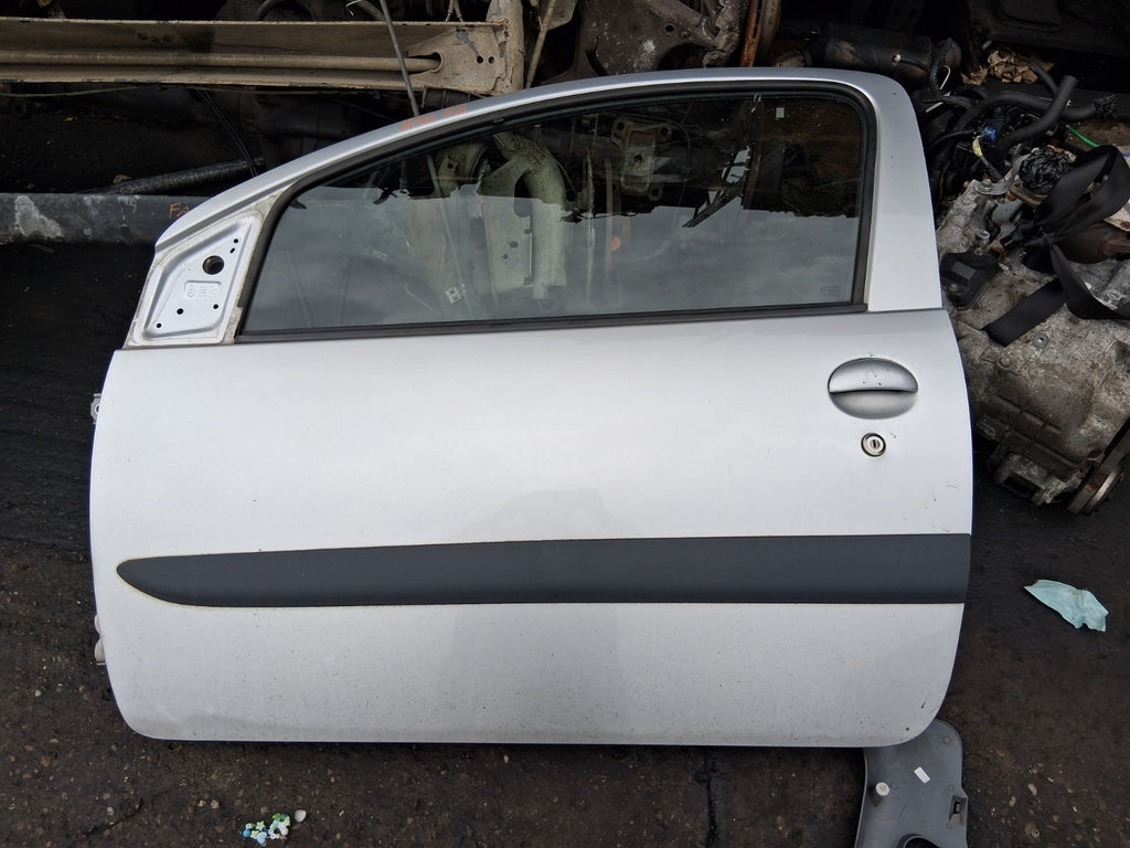 2008 TOYOTA AYGO MK1 3 DOOR NSF PASSENGER SIDE FRONT LEFT COMPLETE DOOR SILVER