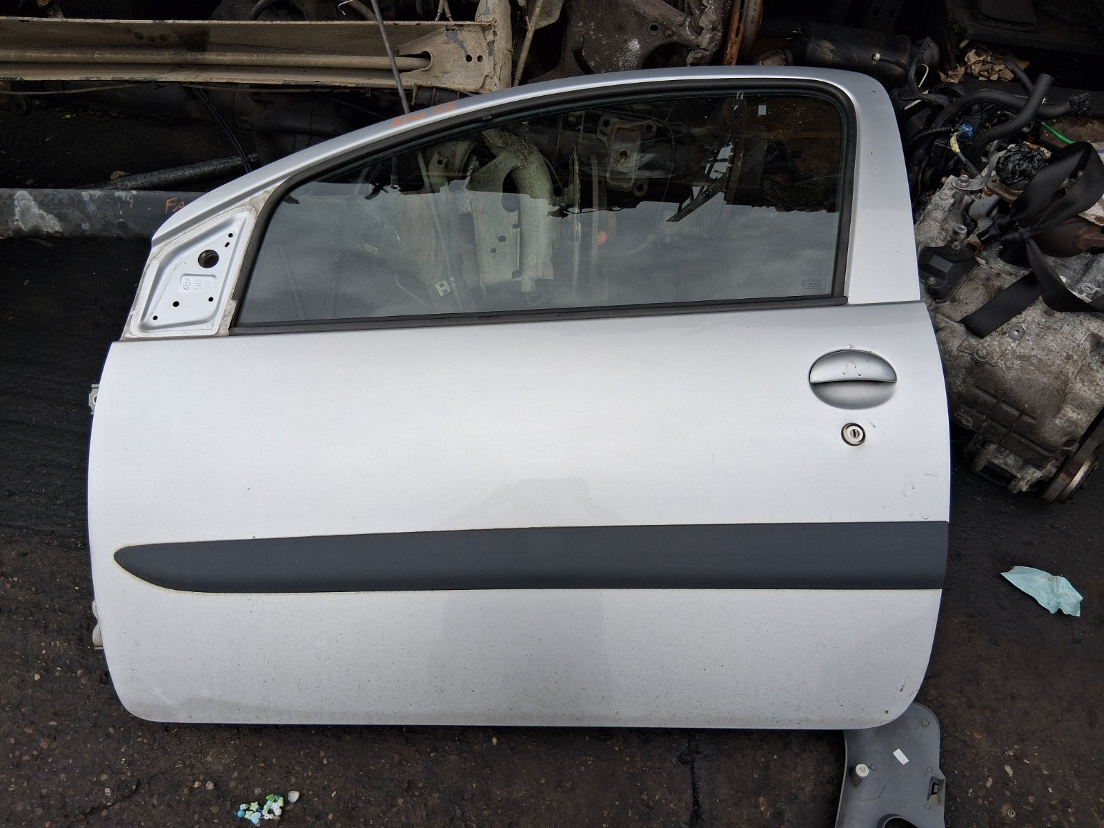 2008 TOYOTA AYGO MK1 3 DOOR NSF PASSENGER SIDE FRONT LEFT COMPLETE DOOR SILVER