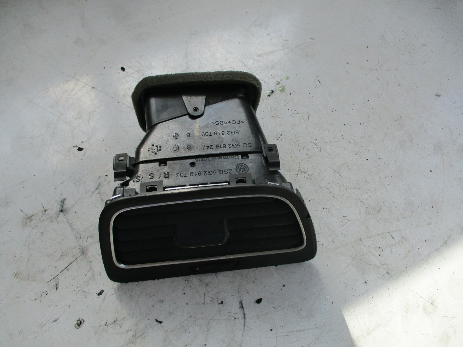 VW VOLKSWAGEN GOLF MK7 NSF PASSENGER SIDE LEFT SIDE FRONT AIR VENT 5G2819703