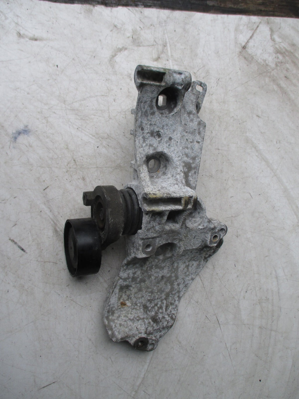 NISSAN JUKE 2013 ENGINE MOUNT BRACKET TENSIONER PULLEY ASSEMBLY UNIT