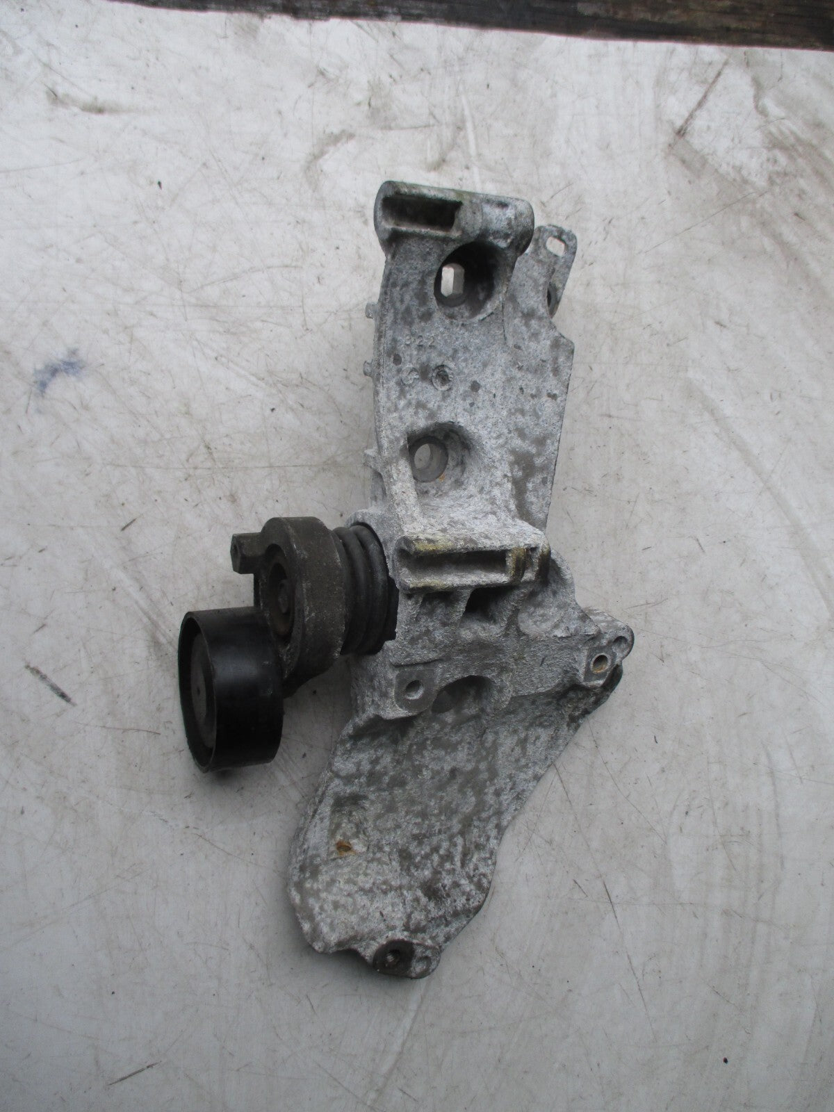 NISSAN JUKE 2013 ENGINE MOUNT BRACKET TENSIONER PULLEY ASSEMBLY UNIT