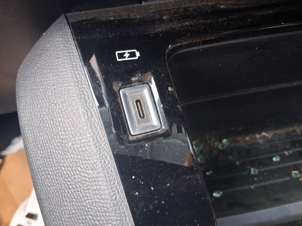 PEUGEOT 208 MK2 2025 CENTRE CONSOLE TRIM WITH USC PORT