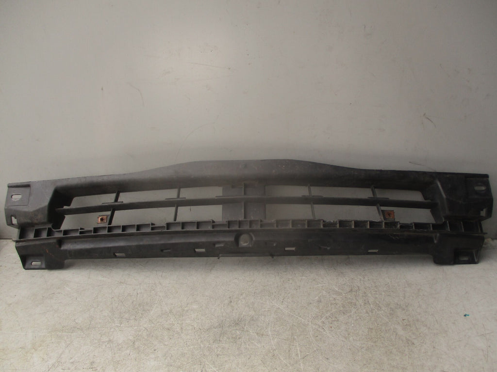 2012 VAUXHALL VIVARO MK1 X83 FRONT BUMPER CENTRE BRACKET 620300102R