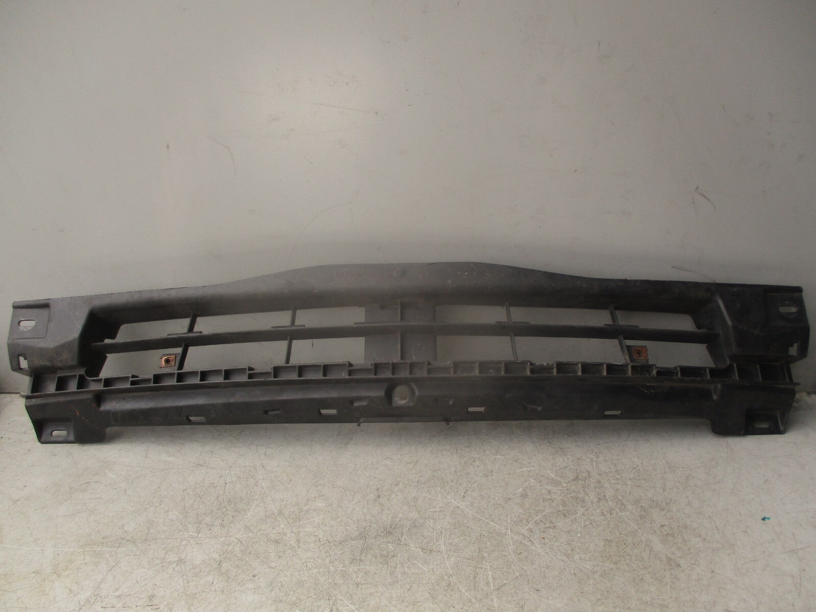 2012 VAUXHALL VIVARO MK1 X83 FRONT BUMPER CENTRE BRACKET 620300102R