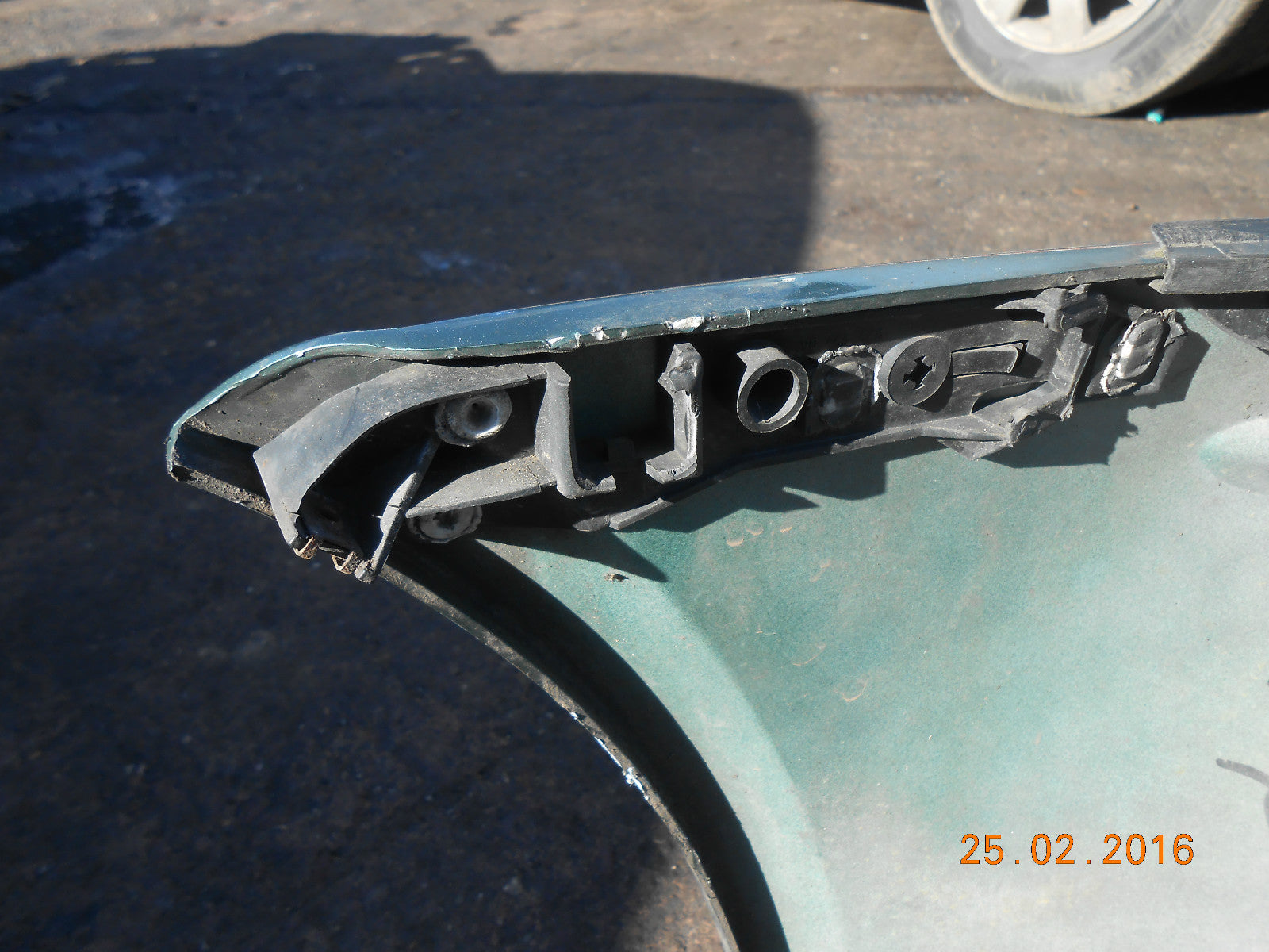 VAUXHALL VECTRA B 2001 FRONT BUMPER WITH GRILL GRILLES IN GREEN