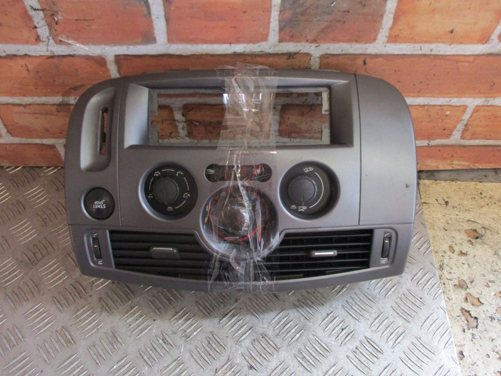RENAULT MEGANE SCENIC MK2 2004 1.6 GENUINE HEATER CONTROL & SURROUND 69427013