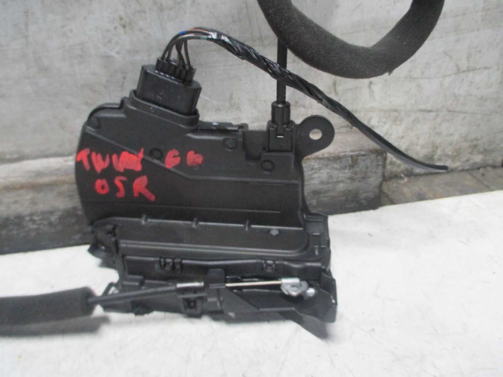RENAULT TWINGO MK3 2017 OSR DRIVER SIDE REAR DOOR LOCK MECHANISM 825020351R