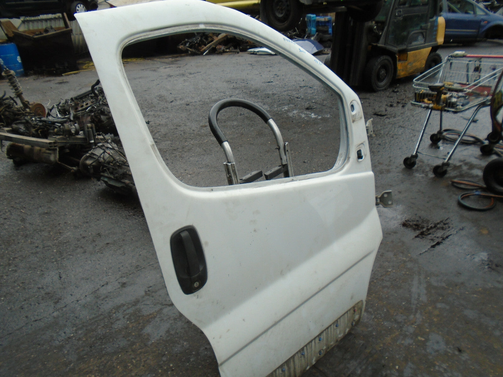 VAUXHALL VIVARO MK1 2011 OSF DRIVER SIDE FRONT DOOR WHITE